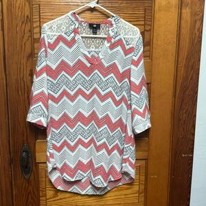 IZ Byer women’s Blouse with a salmon white and black zigzag pattern size xl